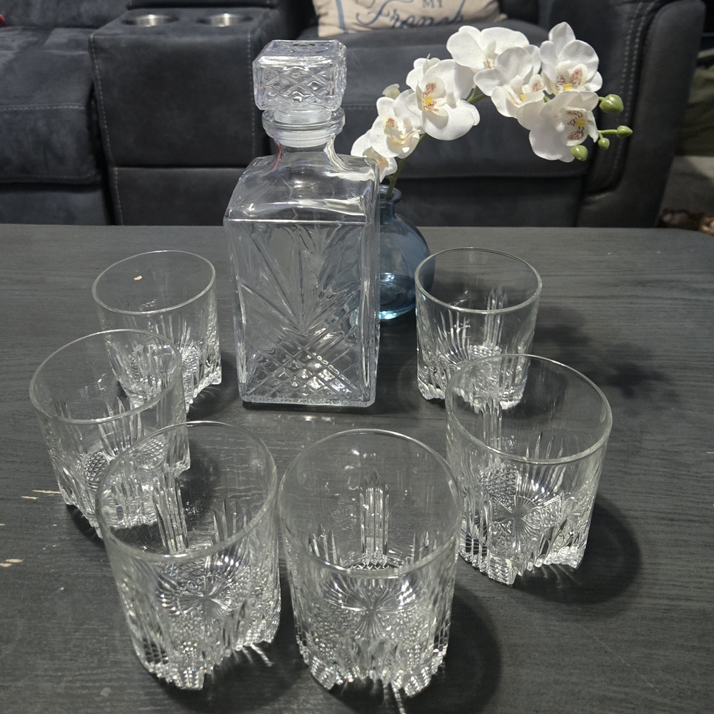Elegant Glass Decanter Set with Six Tumblers